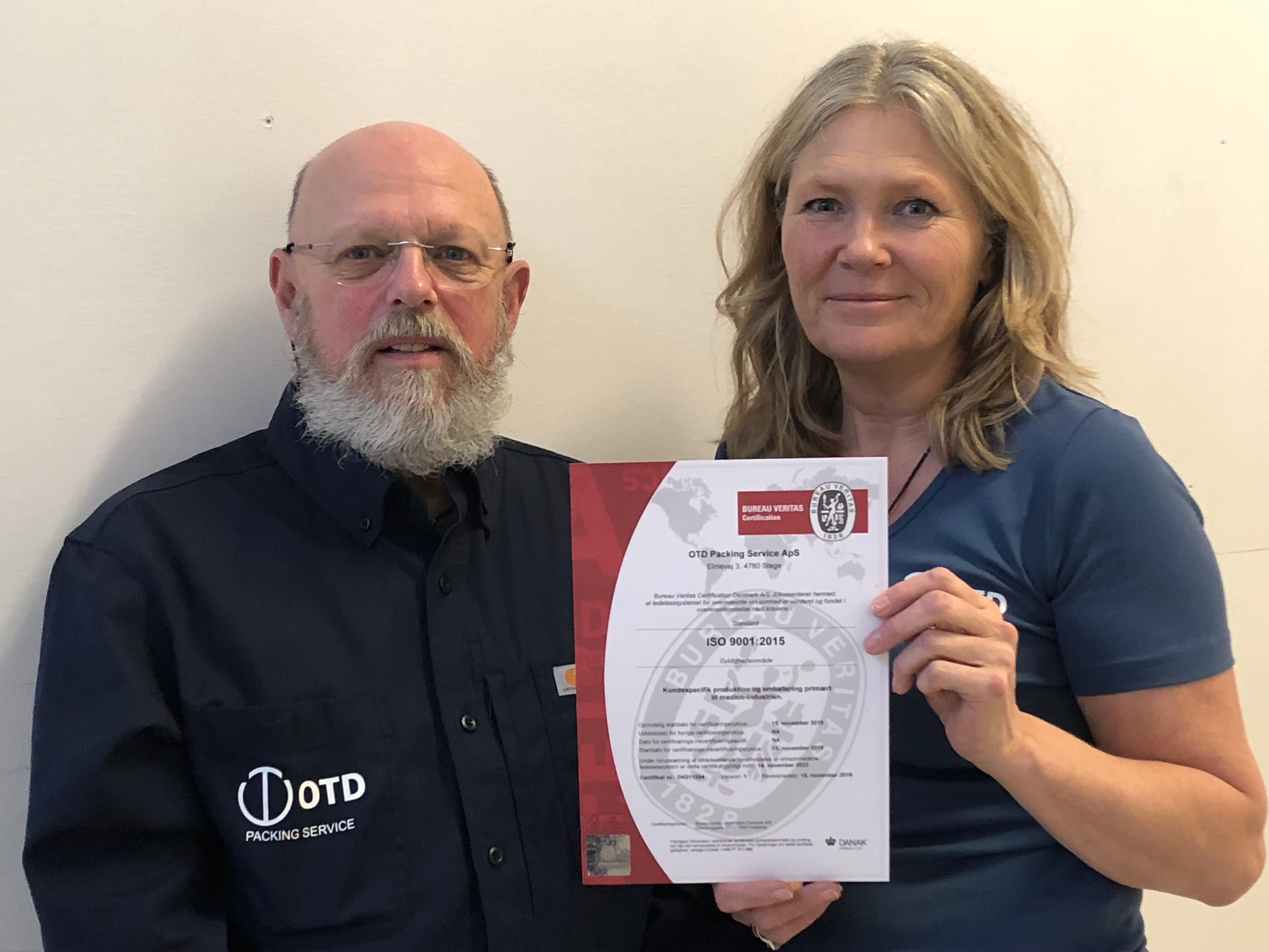 Yvonne Danielsen og Tommy Danielsen med ISO 9001:2015 certifikat